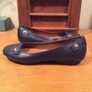 NAVY BALLET FLATS BY SOFTT